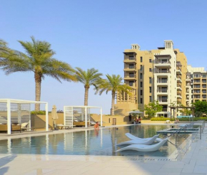 Ultra Luxury Flat with Amazing Pool Near to Burj